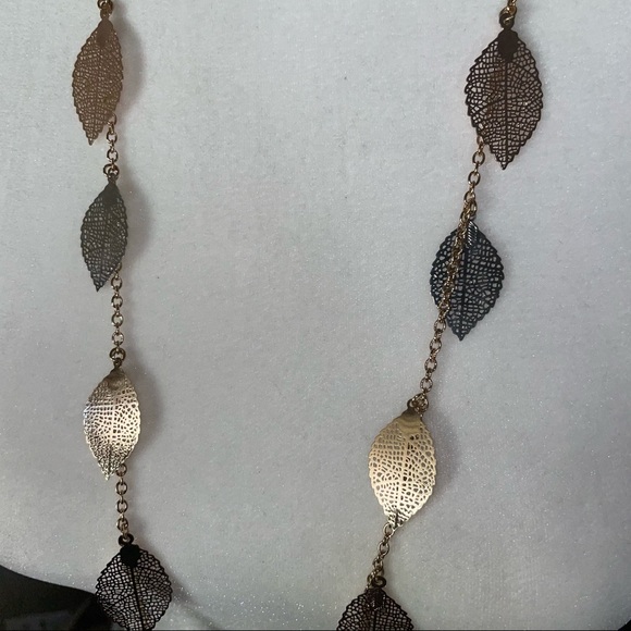NWT mixed metal long necklace with leaves - Picture 3 of 7